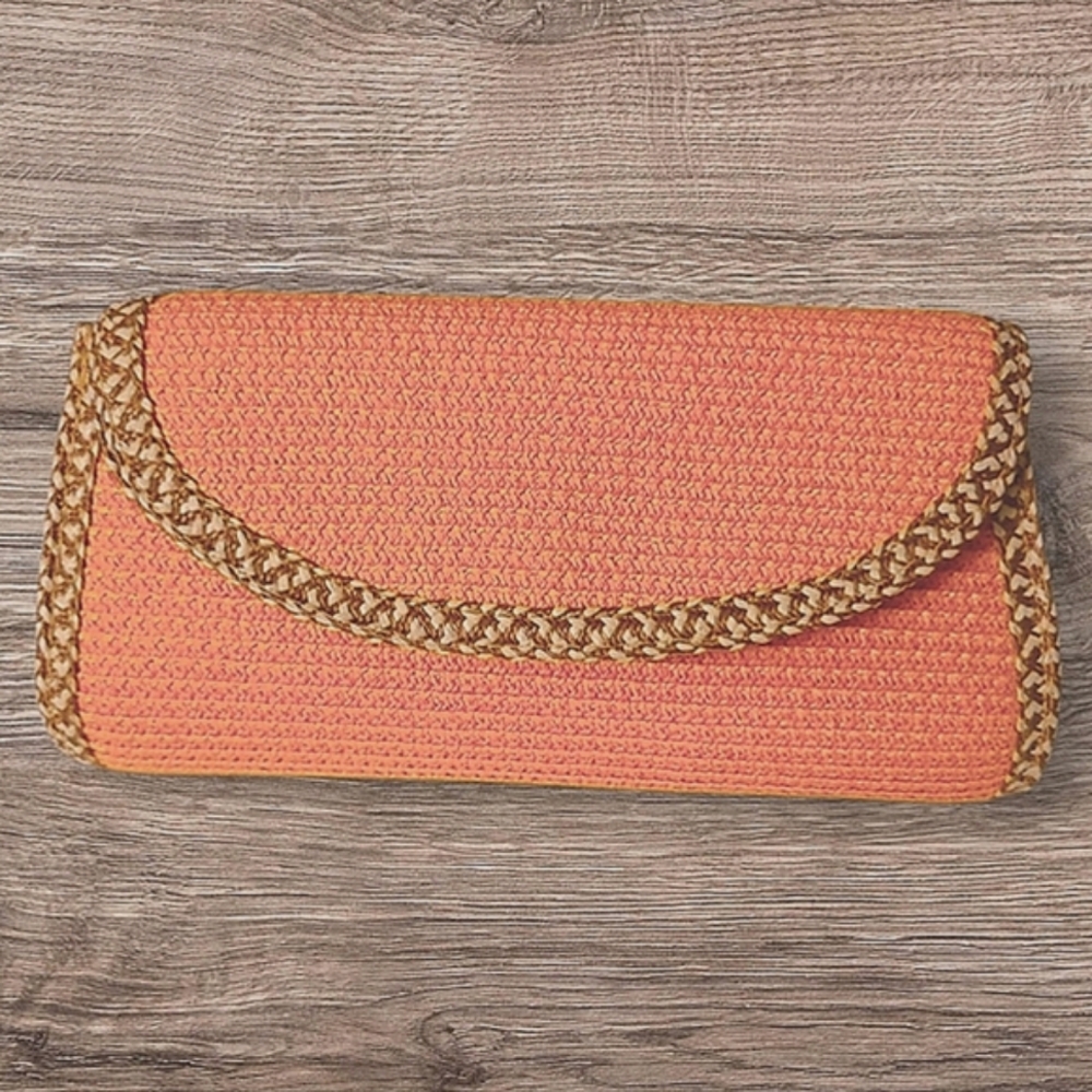 NWOT Kelly & Katie Peach Straw Clutch with Optional Gold Chain and Flap Closure